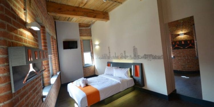 EasyHotel CEO steps down