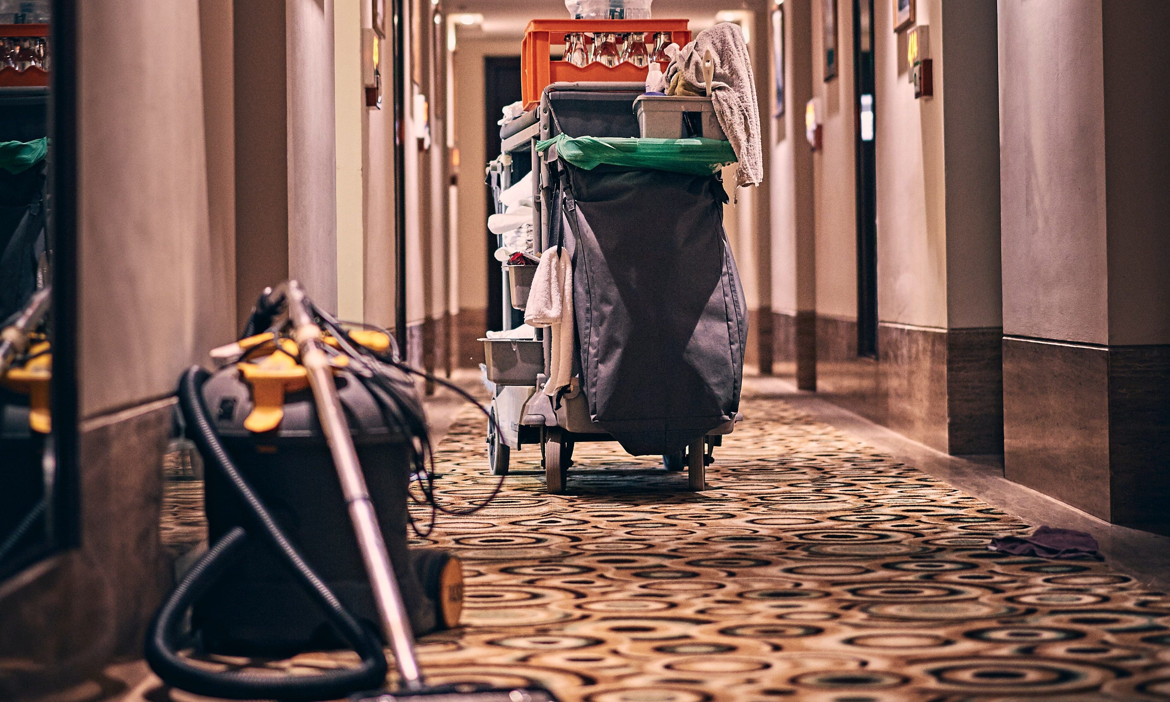 Hospitality holiday job posts fall 25%