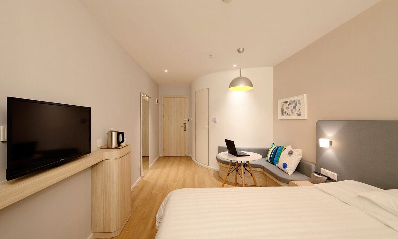 Enhancing the Modern Hotel Room: Must-Have Amenities for the Tech-Savvy Traveller